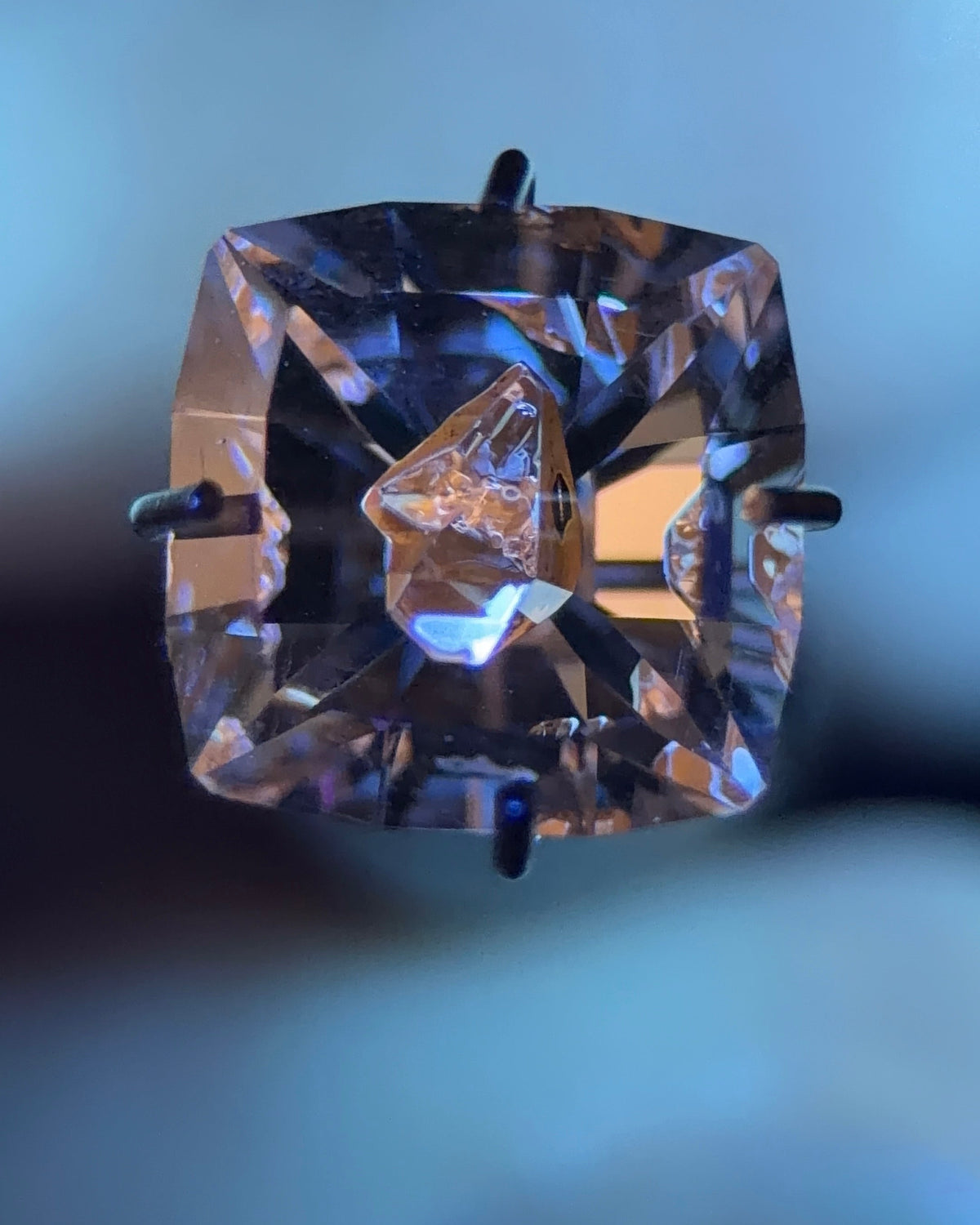 天然石油水晶 – 0.75 克拉八角形切割 (4.9 x 6.3 毫米) – 彩虹光暈與黑色礦物