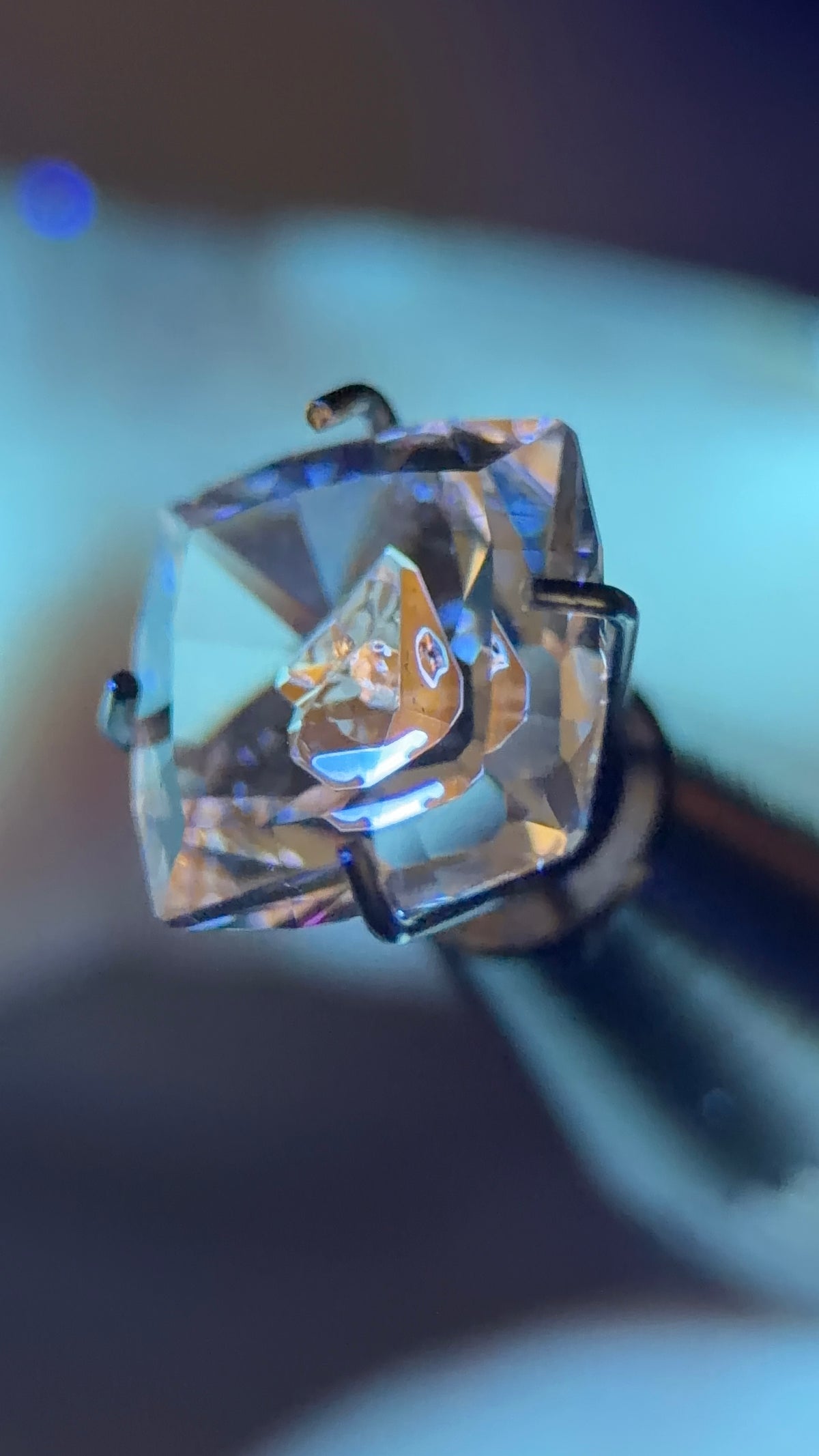 天然石油水晶 – 0.75 克拉八角形切割 (4.9 x 6.3 毫米) – 彩虹光暈與黑色礦物
