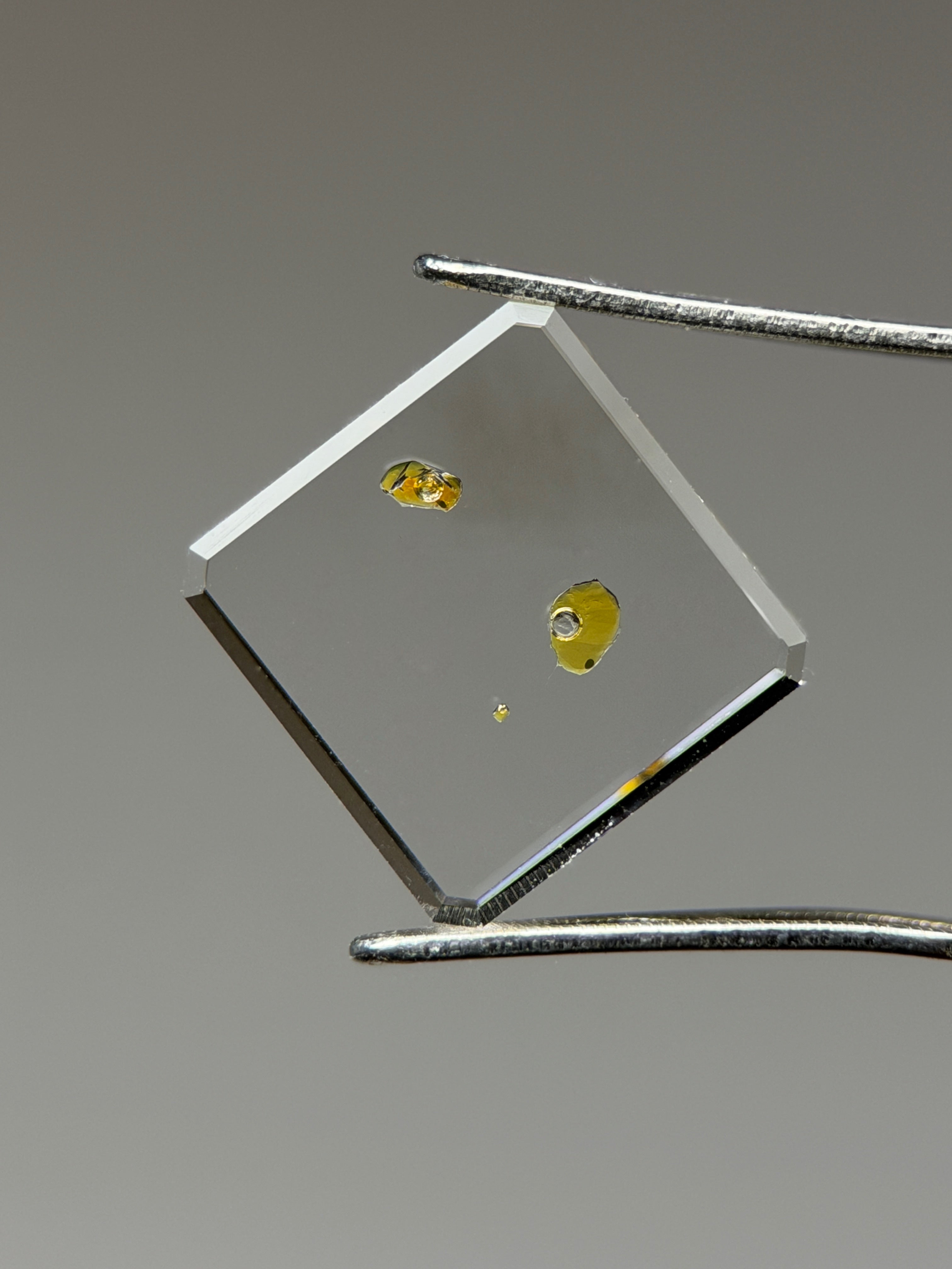 天然石油水晶 – 1.87 克拉方形切割 – 螢光石油包裹體