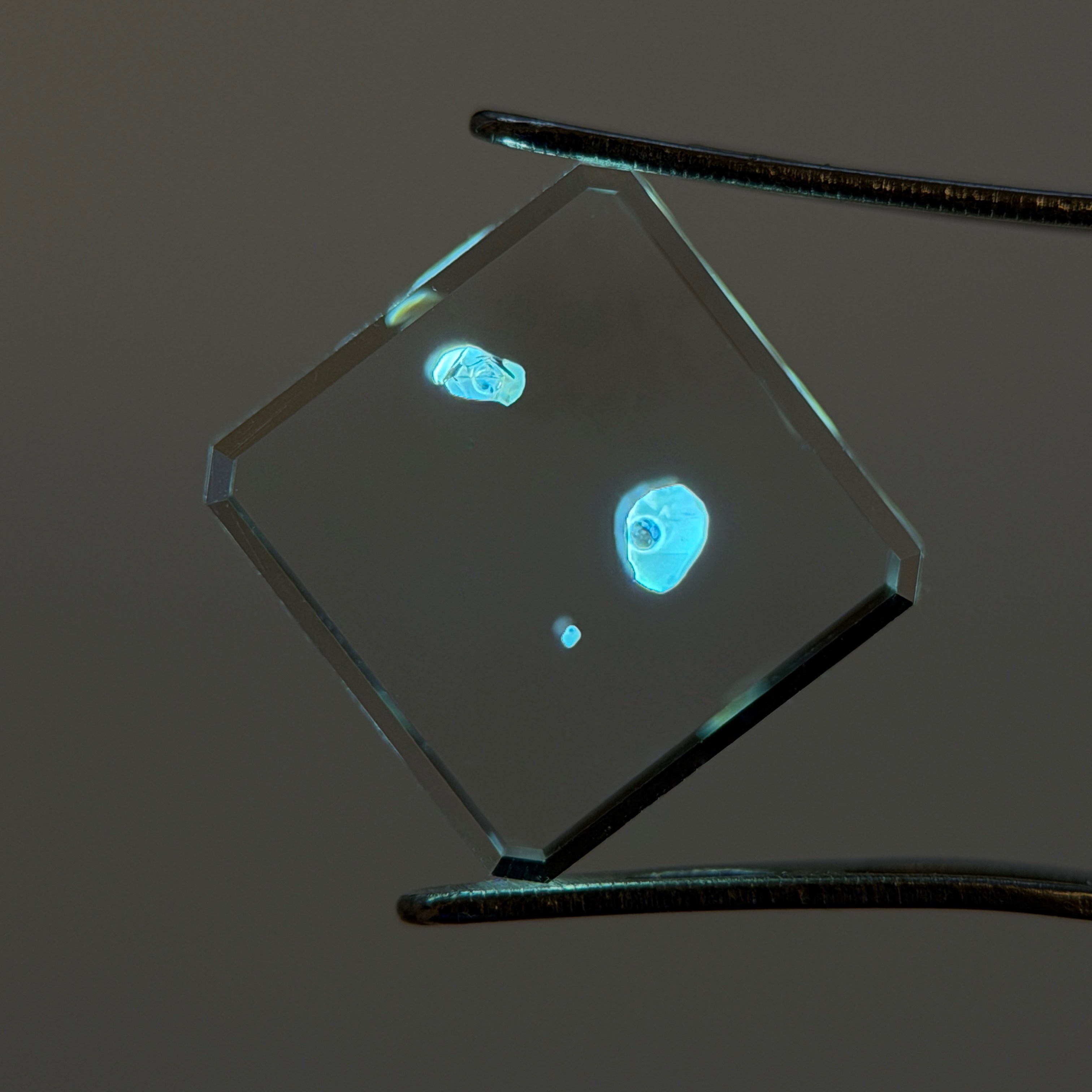 天然石油水晶 – 1.87 克拉方形切割 – 螢光石油包裹體
