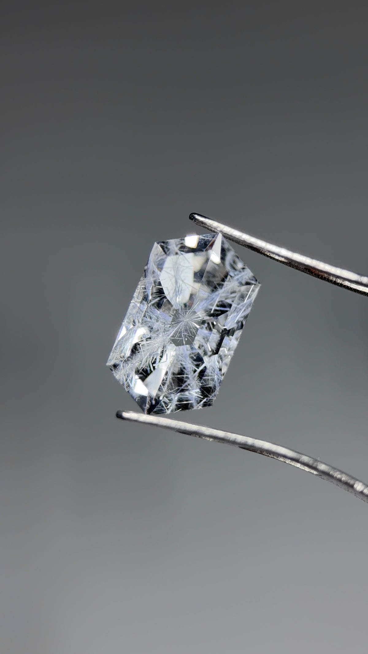天然藍線石水晶 – 1.95 克拉 長六角形切割（5.6 x 10.0 毫米）