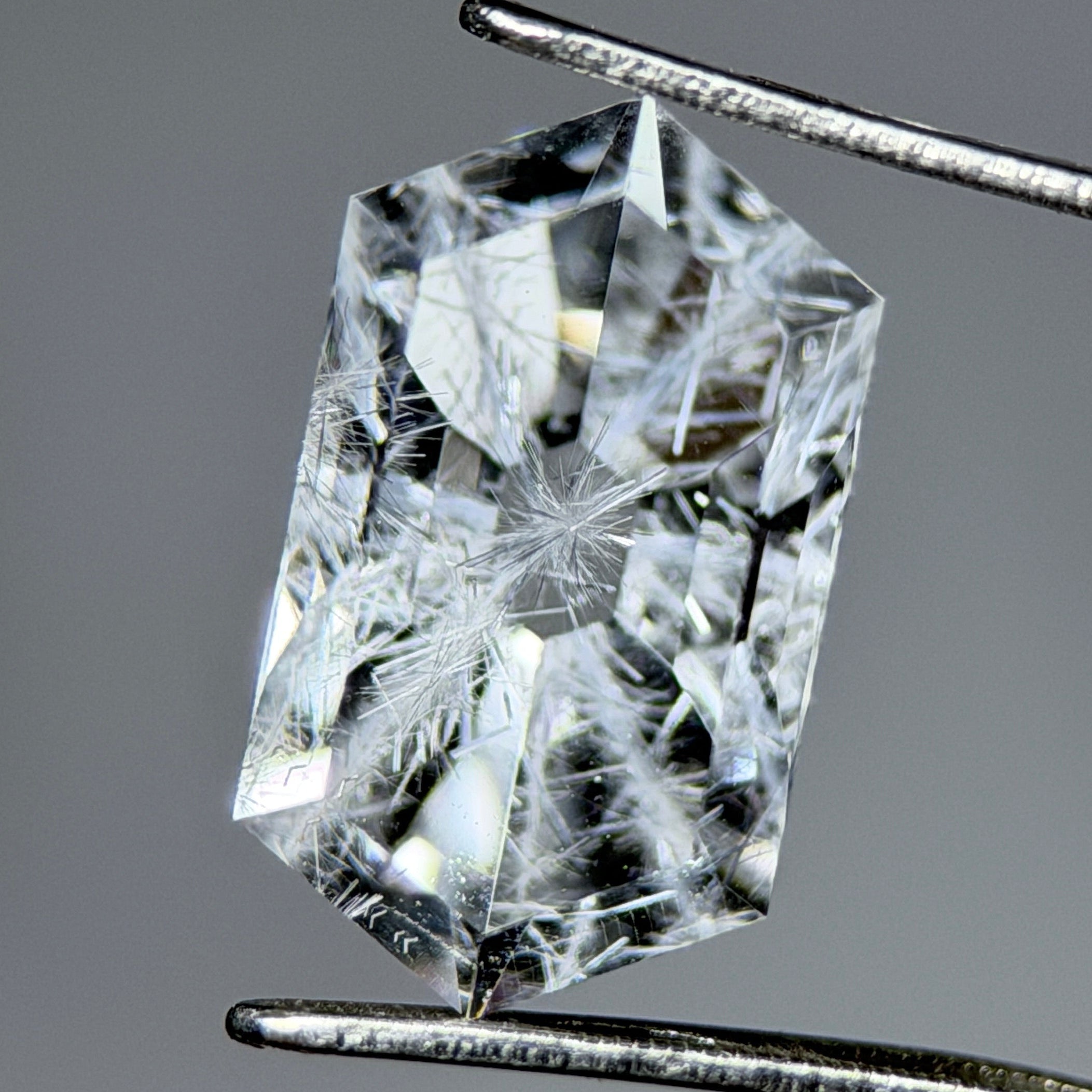 天然藍線石水晶 – 1.95 克拉 長六角形切割（5.6 x 10.0 毫米）