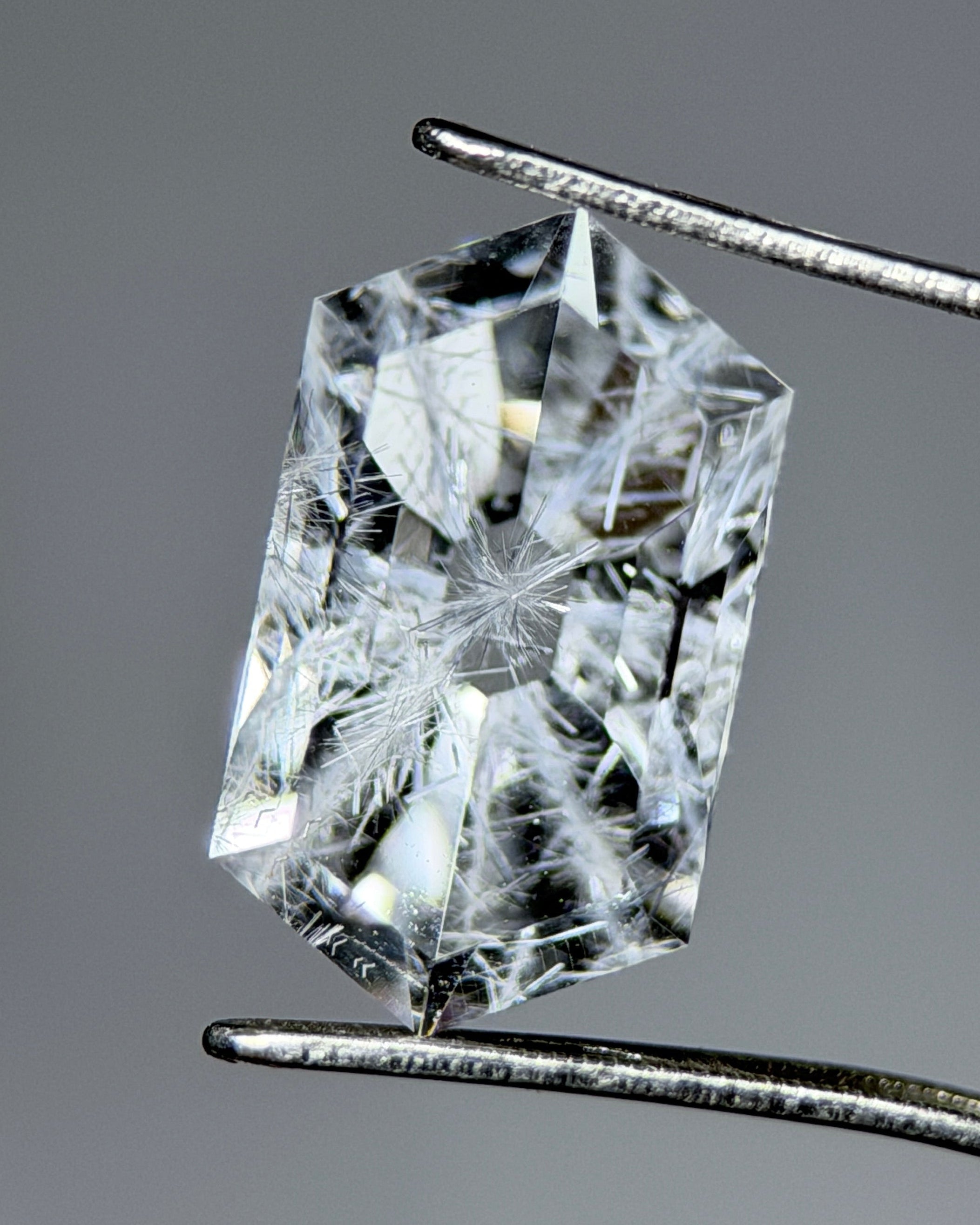 天然藍線石水晶 – 1.95 克拉 長六角形切割（5.6 x 10.0 毫米）