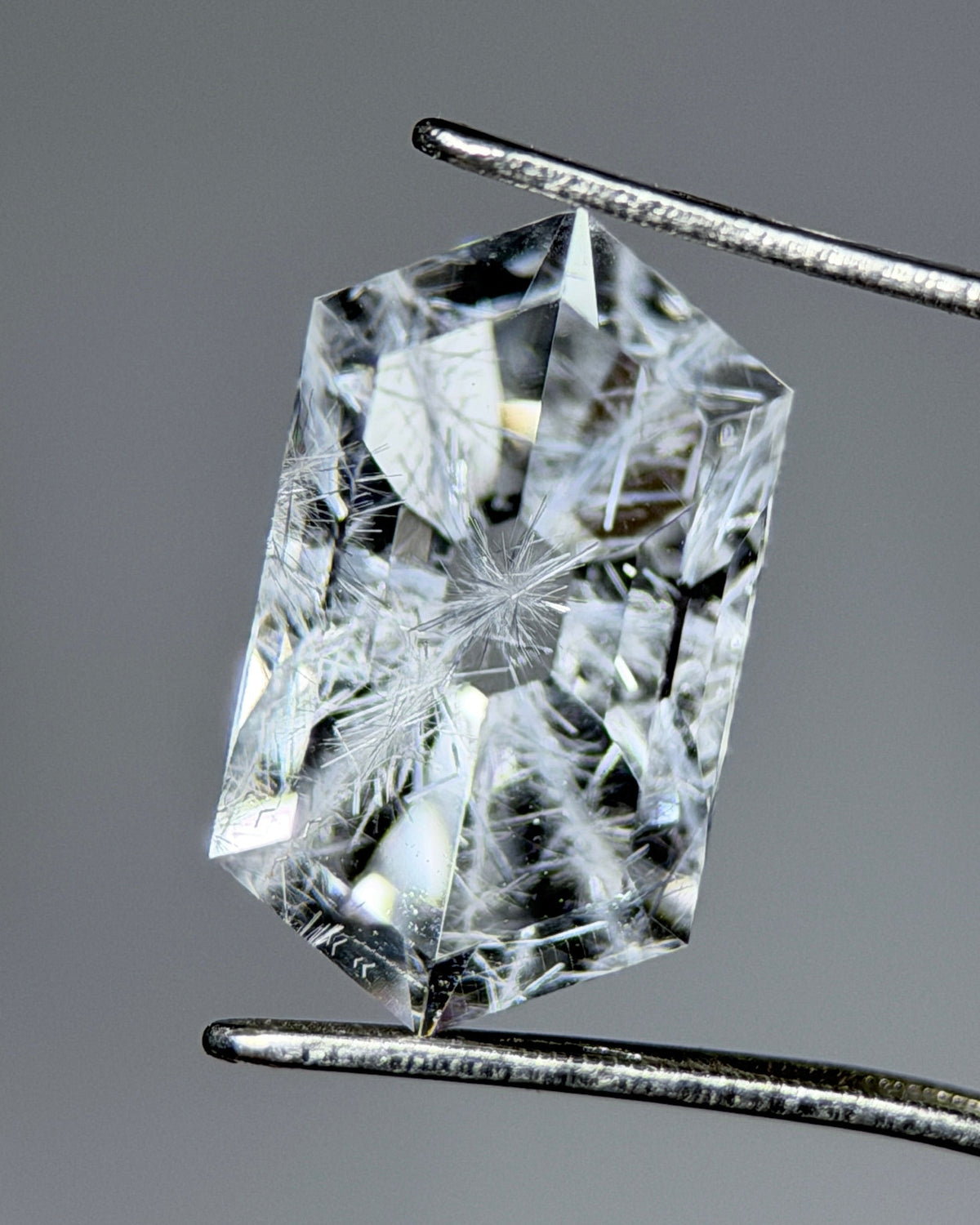 天然藍線石水晶 – 1.95 克拉 長六角形切割（5.6 x 10.0 毫米）