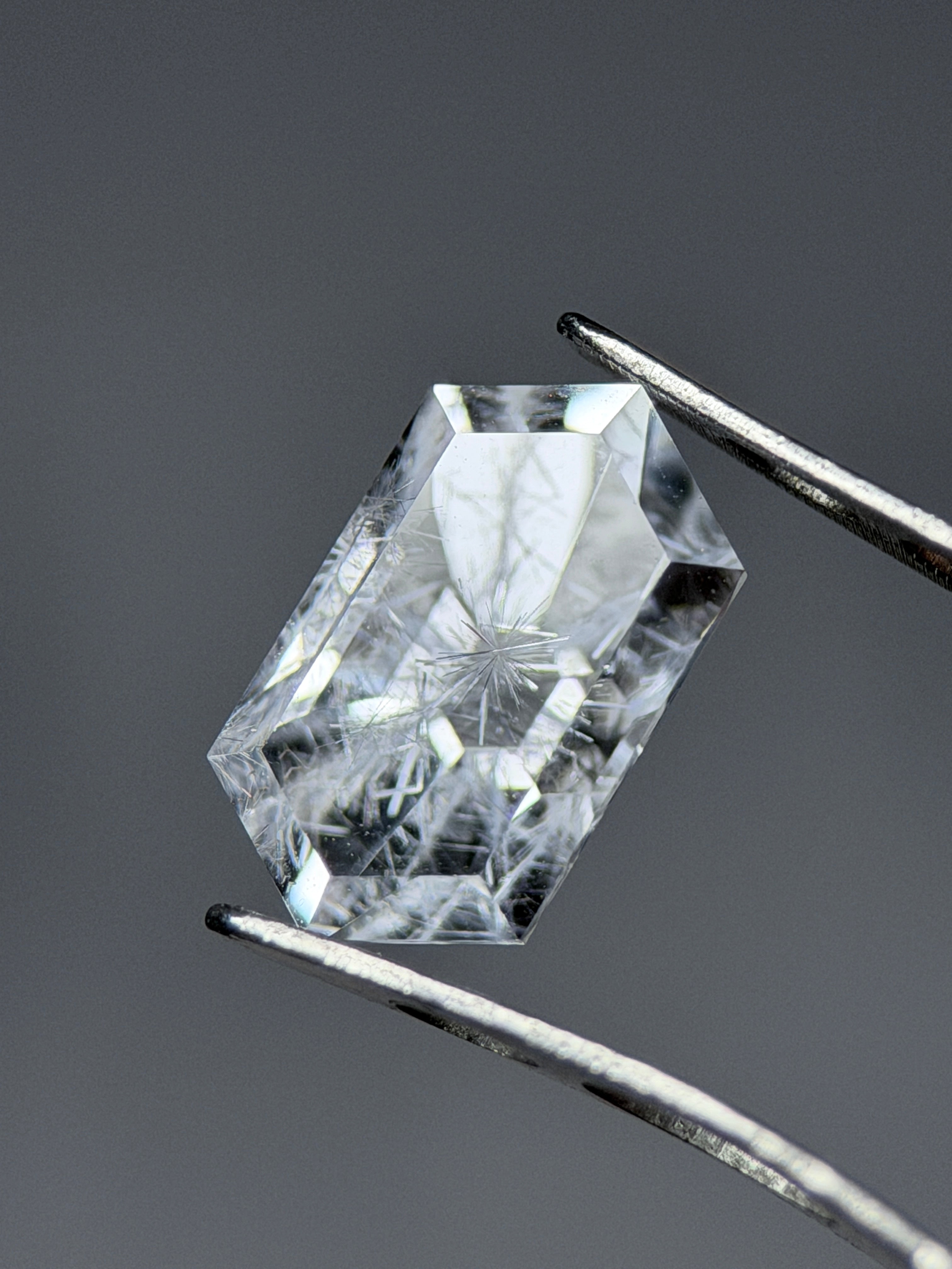 天然藍線石水晶 – 1.95 克拉 長六角形切割（5.6 x 10.0 毫米）
