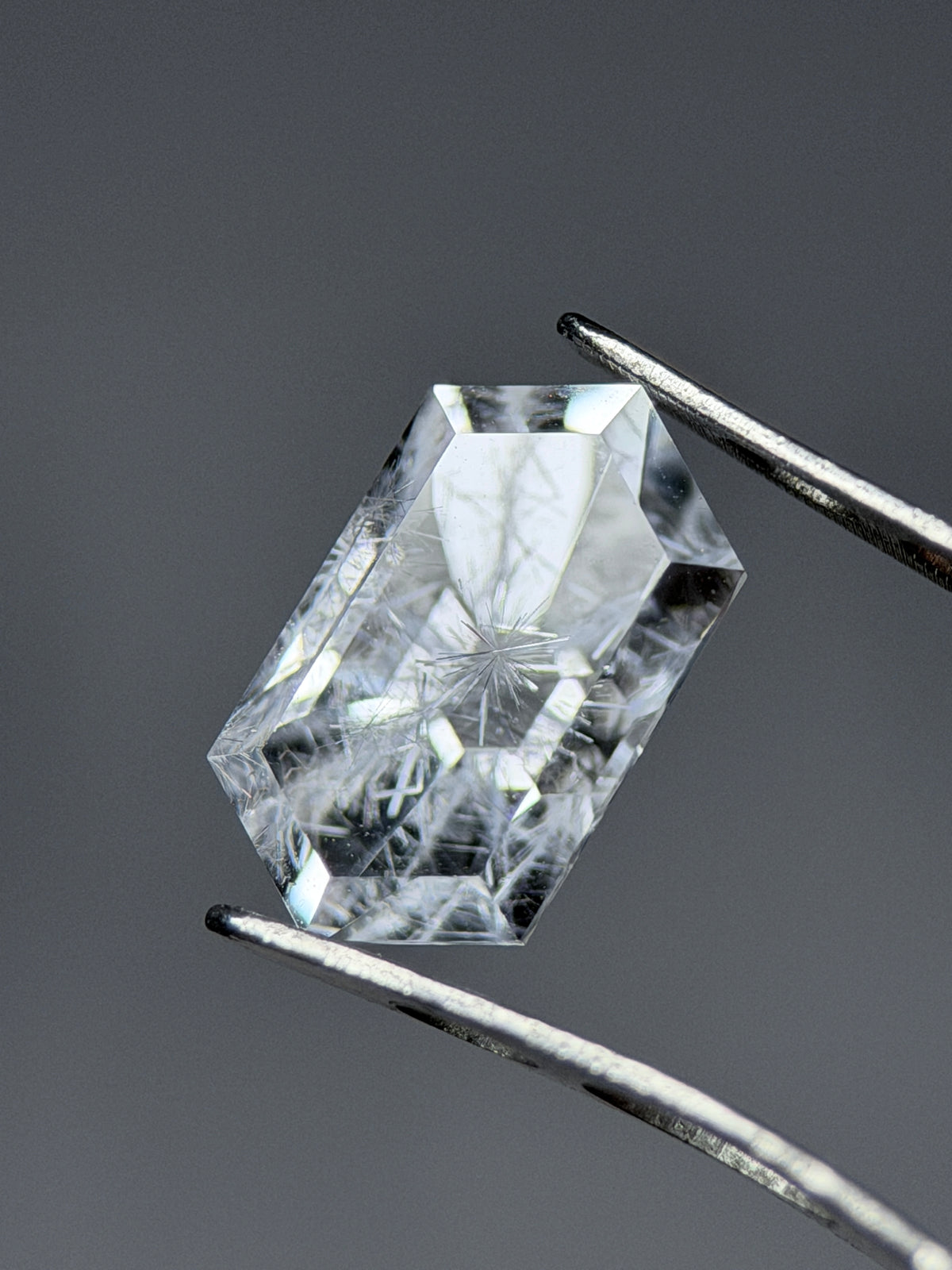 天然藍線石水晶 – 1.95 克拉 長六角形切割（5.6 x 10.0 毫米）