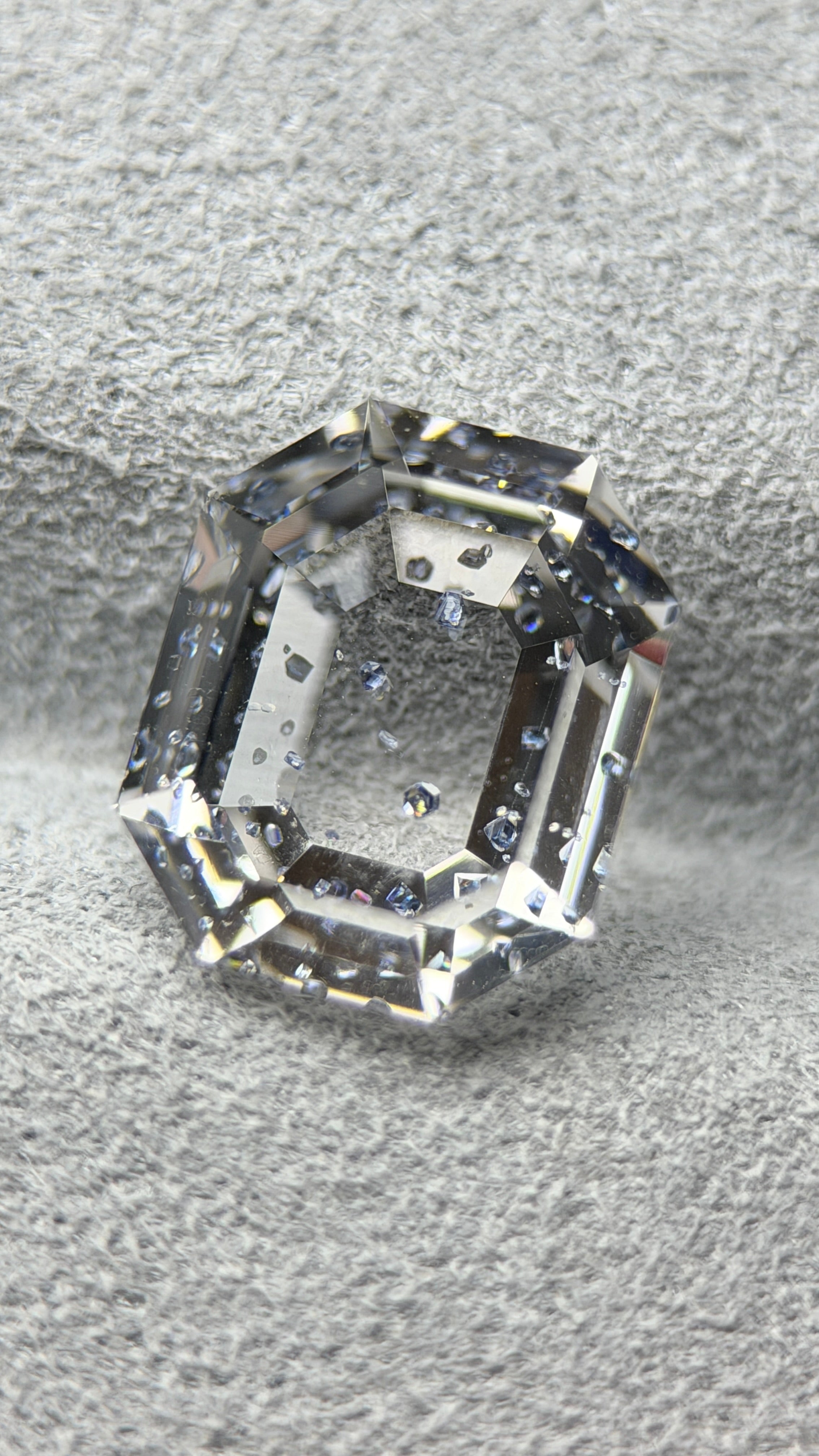水晶包裹天然銳鈦礦 – 2.54 克拉八角形切割 (7.8 x 9.3 毫米) – 莫三比克 – 漂浮金屬晶體內含物
