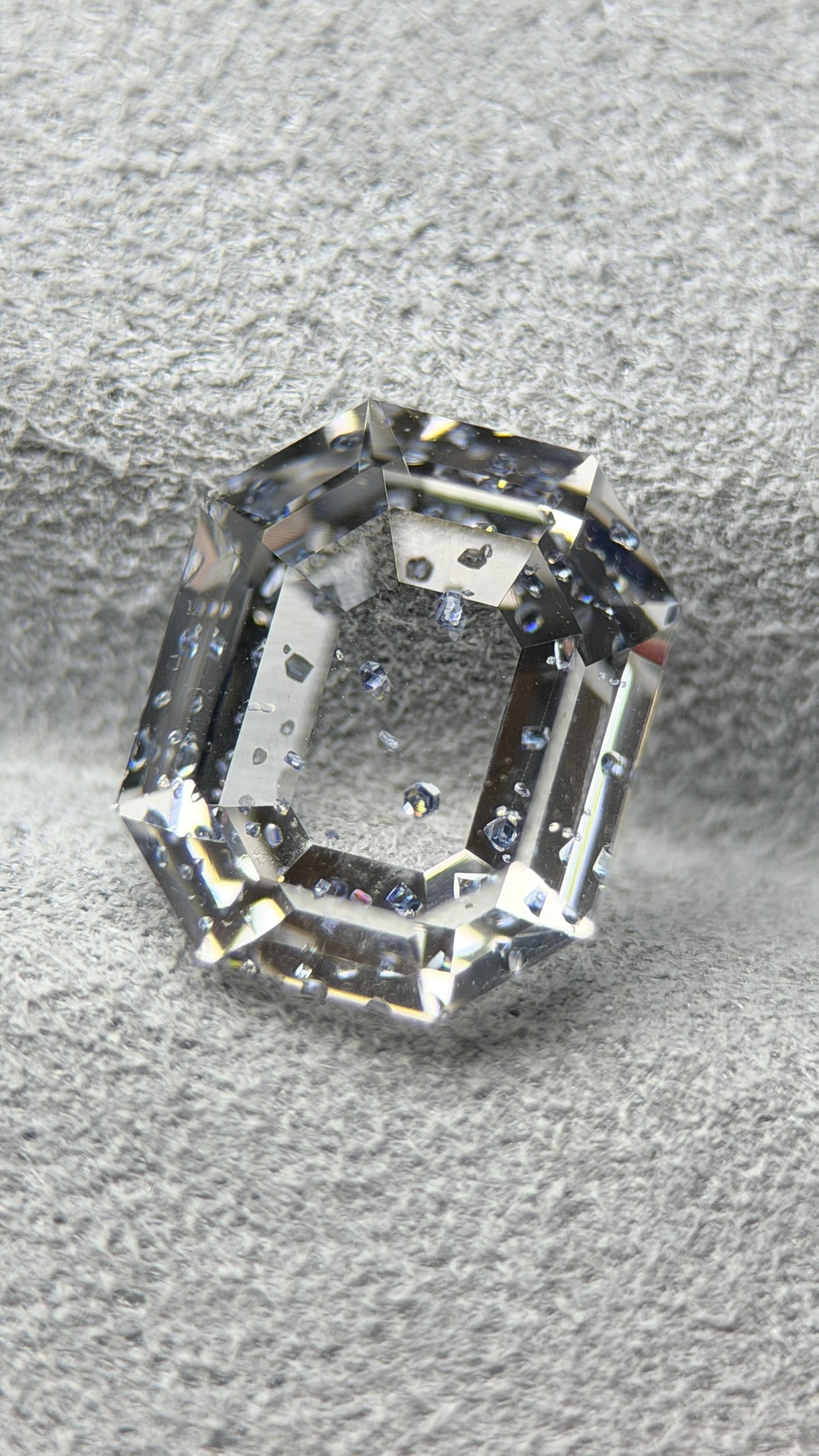 水晶包裹天然銳鈦礦 – 2.54 克拉八角形切割 (7.8 x 9.3 毫米) – 莫三比克 – 漂浮金屬晶體內含物