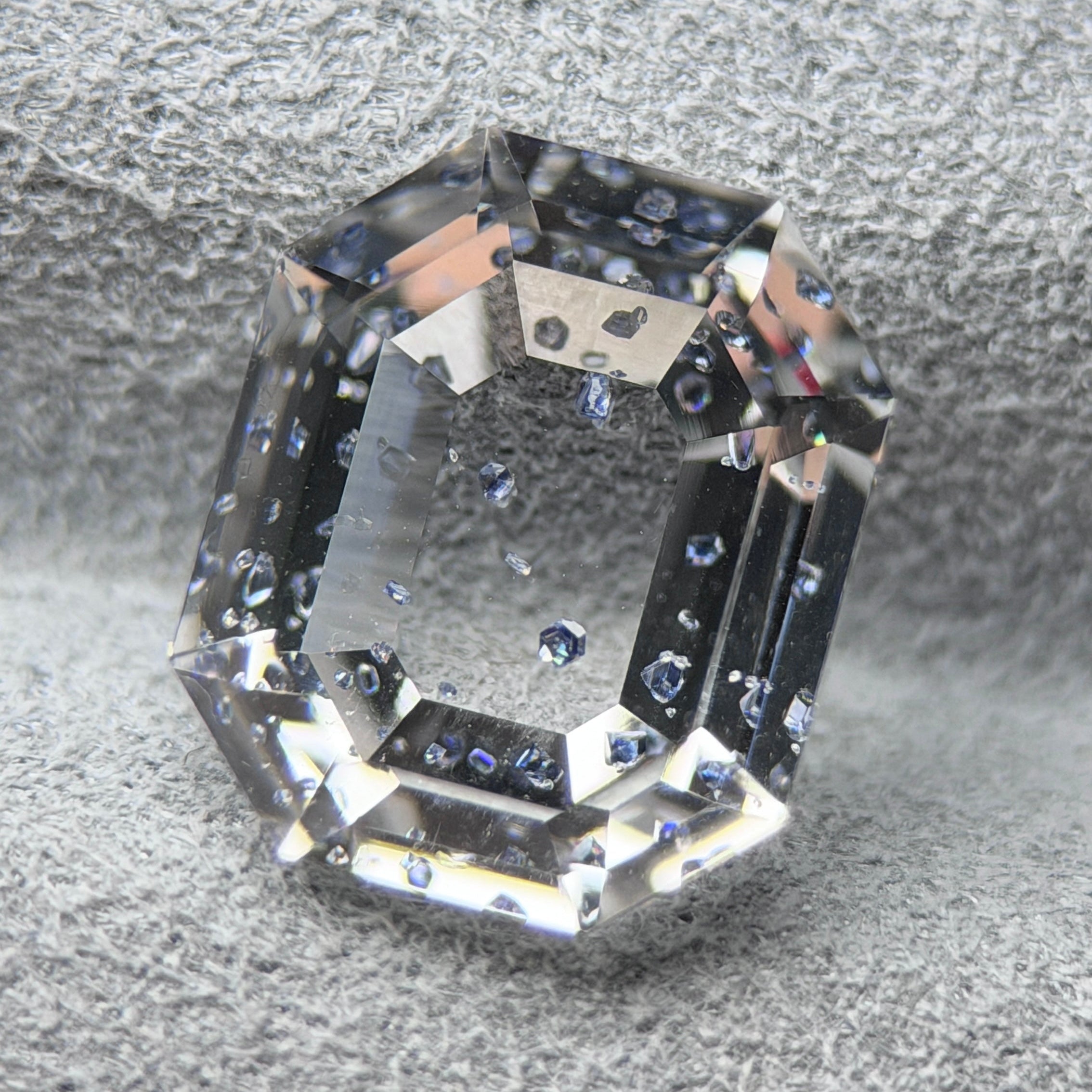 水晶包裹天然銳鈦礦 – 2.54 克拉八角形切割 (7.8 x 9.3 毫米) – 莫三比克 – 漂浮金屬晶體內含物