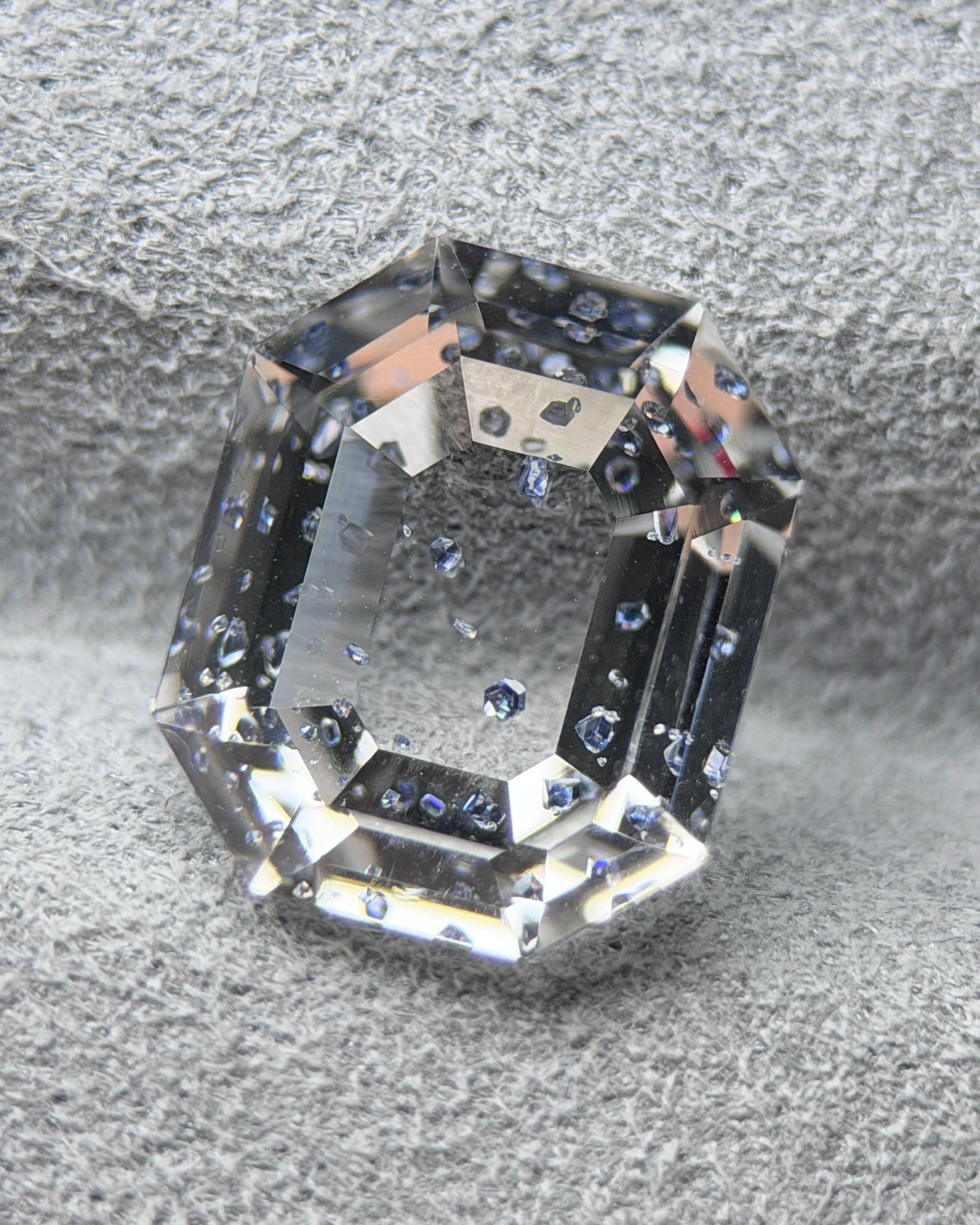 水晶包裹天然銳鈦礦 – 2.54 克拉八角形切割 (7.8 x 9.3 毫米) – 莫三比克 – 漂浮金屬晶體內含物