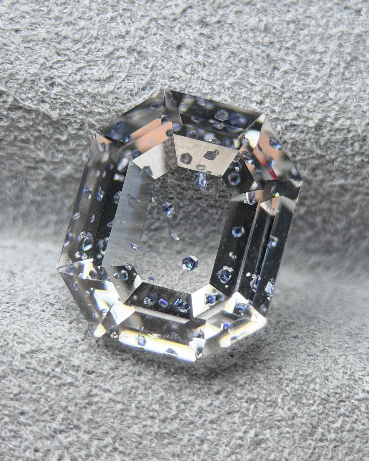 水晶包裹天然銳鈦礦 – 2.54 克拉八角形切割 (7.8 x 9.3 毫米) – 莫三比克 – 漂浮金屬晶體內含物