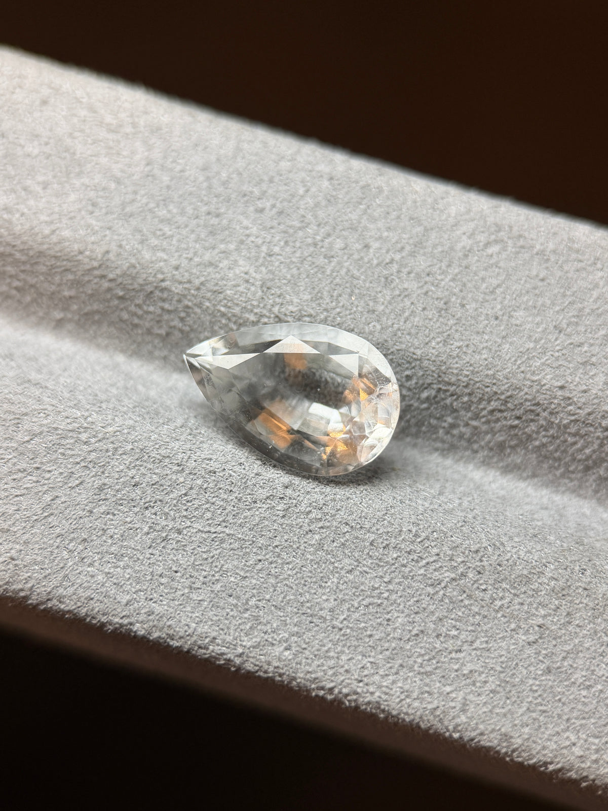 墨西哥蛋白石 (Hyalite) – 2.94 克拉梨形切割 (8.5 x 13.0 mm) – 強烈綠色紫外線螢光