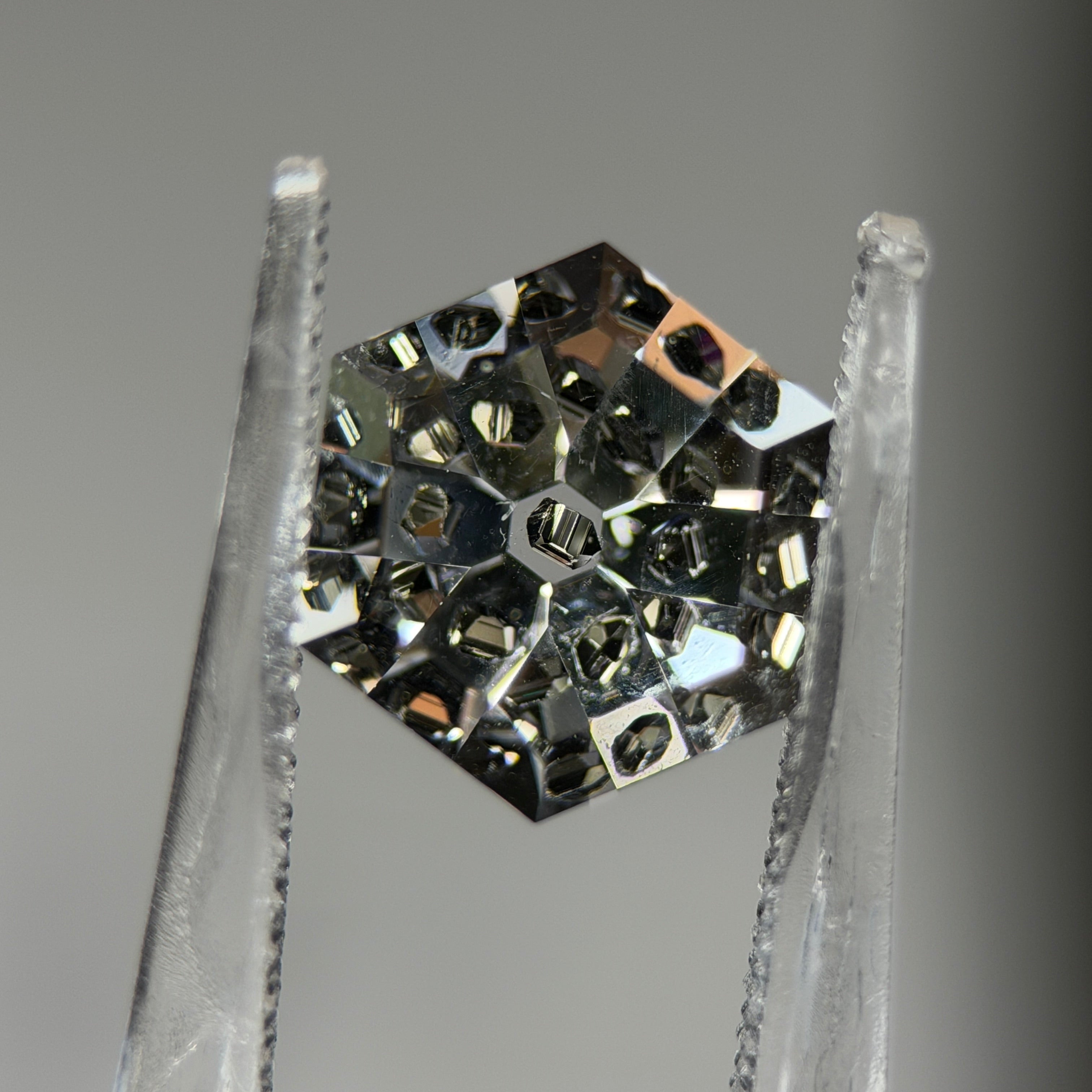 黃鐵礦內含物水晶 – 3.02 克拉六角形萬花筒式切割（8.3 毫米）– 哥倫比亞