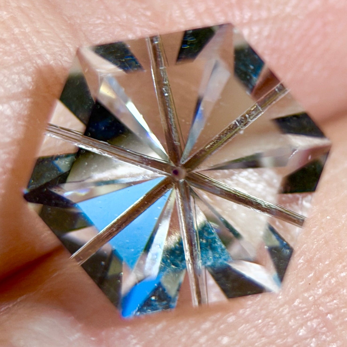 天然鈦晶 – 3.50 克拉幾何六角切割 (9.3 x 9.3 x 9.4 毫米) – 巴西產 – 單根針狀內含物居中