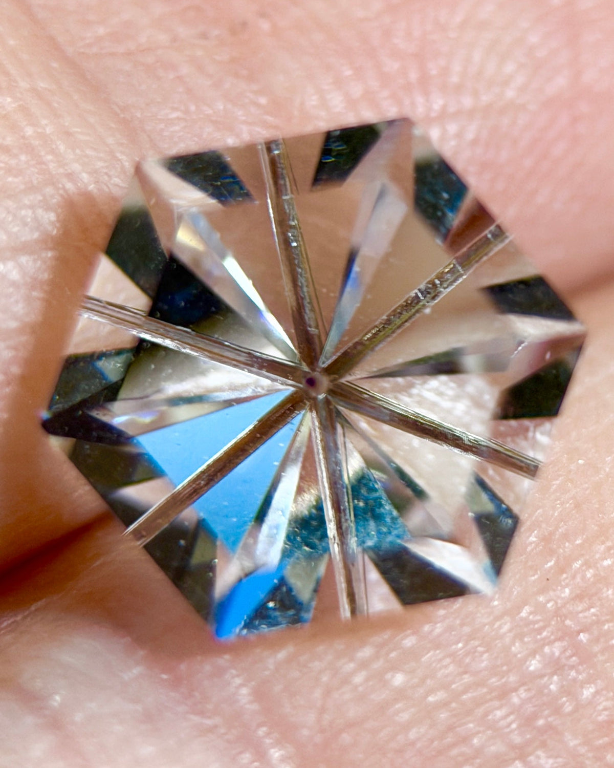 天然鈦晶 – 3.50 克拉幾何六角切割 (9.3 x 9.3 x 9.4 毫米) – 巴西產 – 單根針狀內含物居中