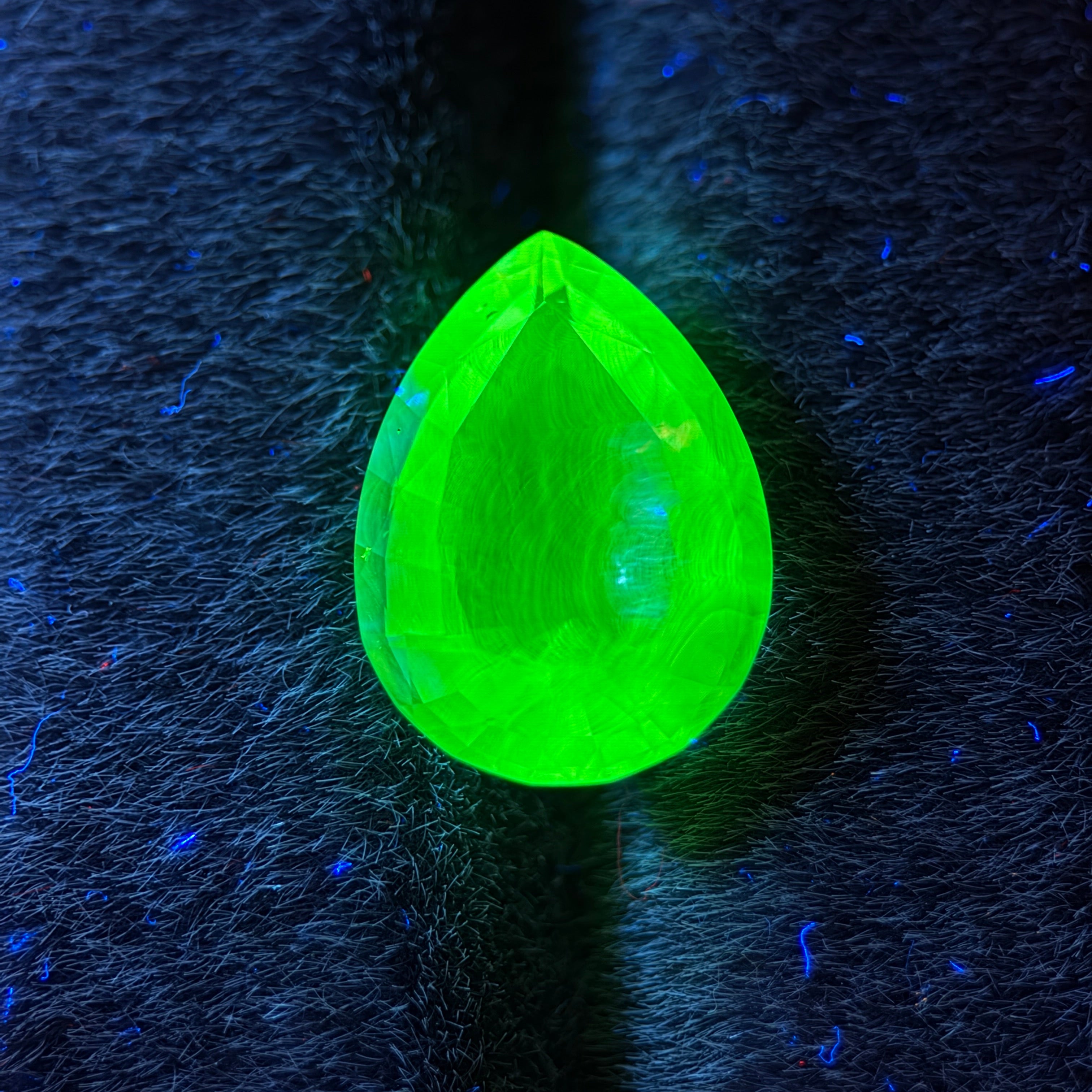 Mexican Hyalite – 5.06 ct Pear Cut (11 x 15 mm) – Intense Green UV Fluorescence