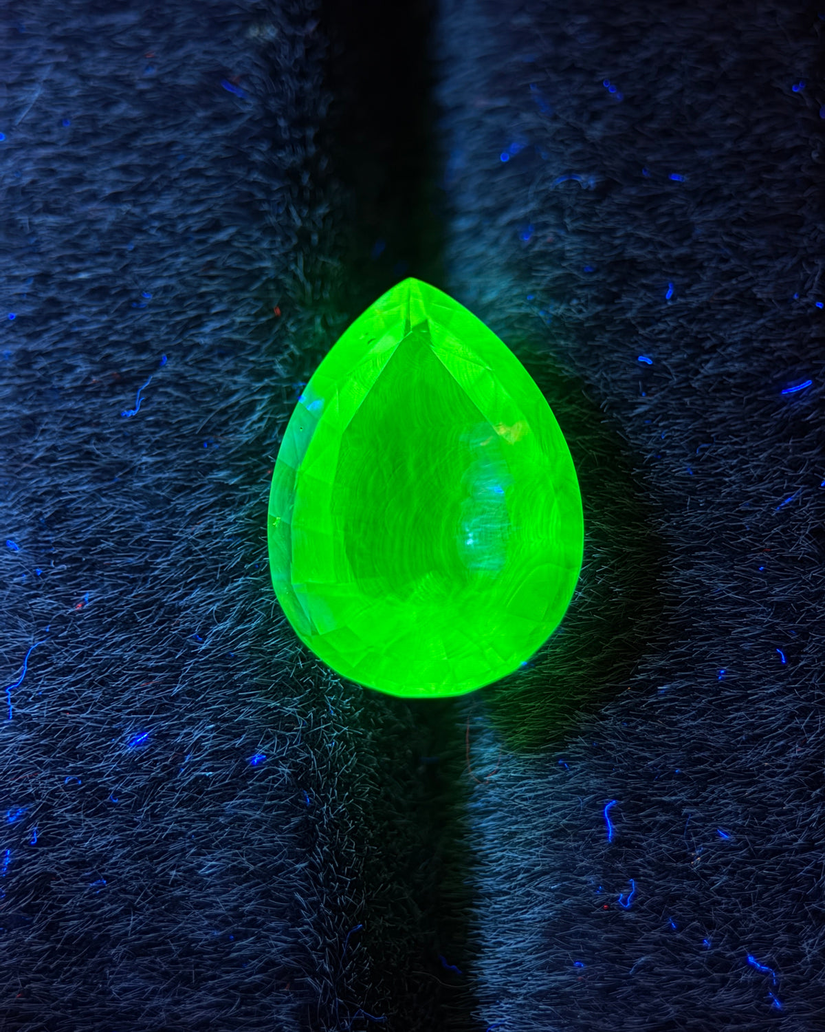 Mexican Hyalite – 5.06 ct Pear Cut (11 x 15 mm) – Intense Green UV Fluorescence