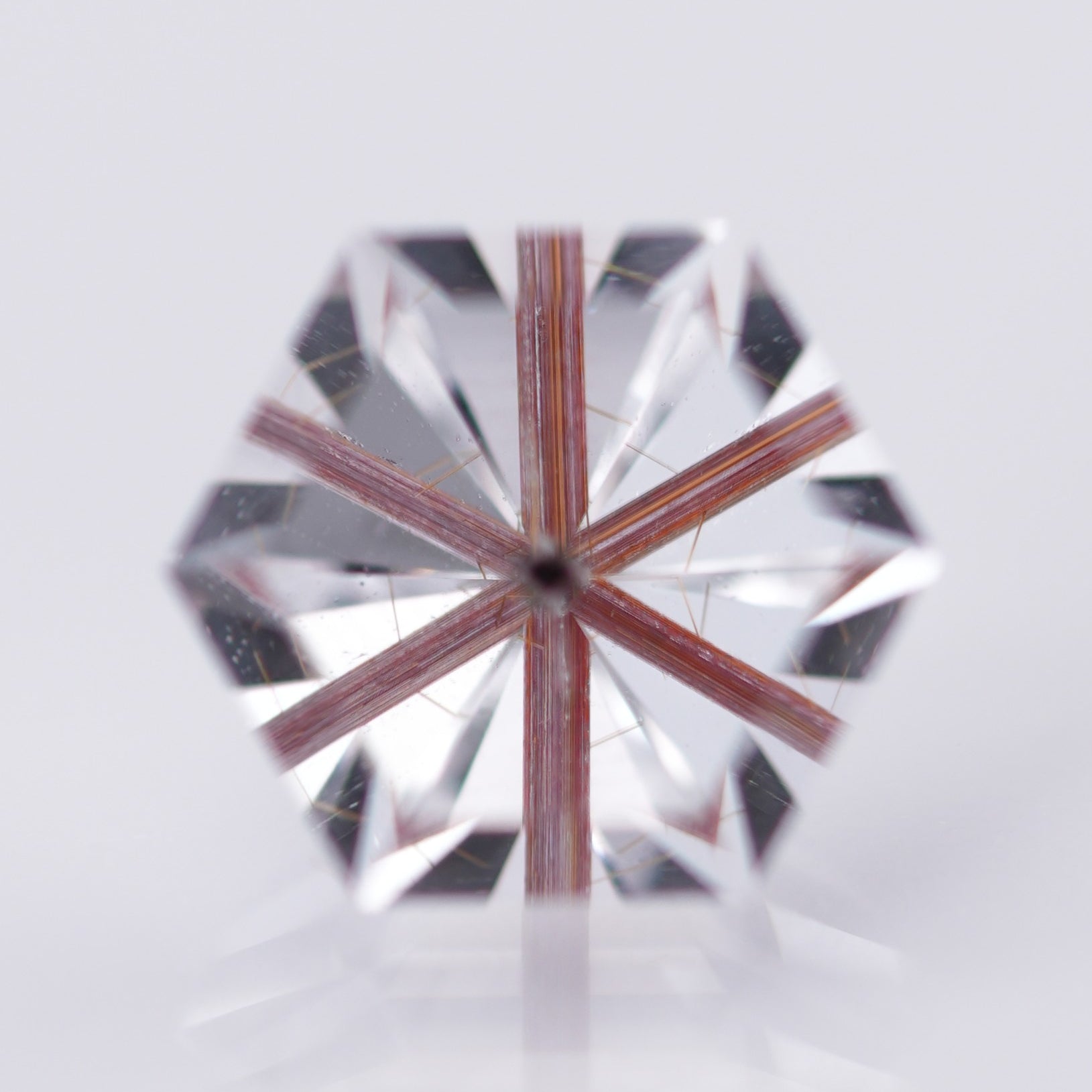 天然鈦晶 – 3.50 克拉幾何六角切割 (9.3 x 9.3 x 9.4 毫米) – 巴西產 – 單根針狀內含物居中