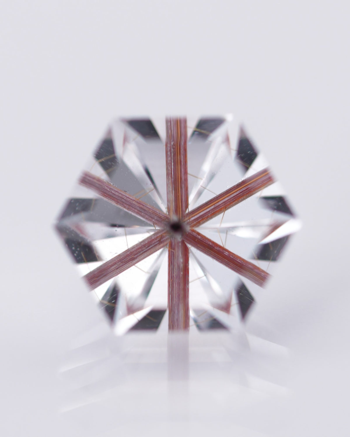 天然鈦晶 – 3.50 克拉幾何六角切割 (9.3 x 9.3 x 9.4 毫米) – 巴西產 – 單根針狀內含物居中