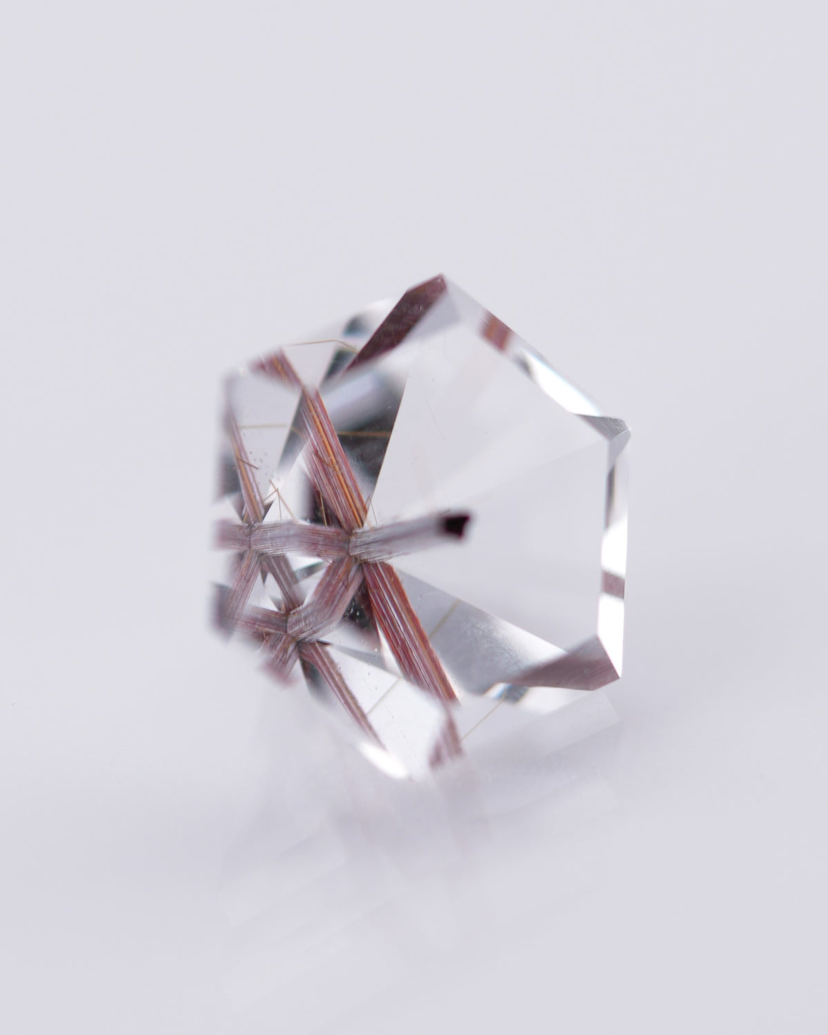 天然鈦晶 – 3.50 克拉幾何六角切割 (9.3 x 9.3 x 9.4 毫米) – 巴西產 – 單根針狀內含物居中
