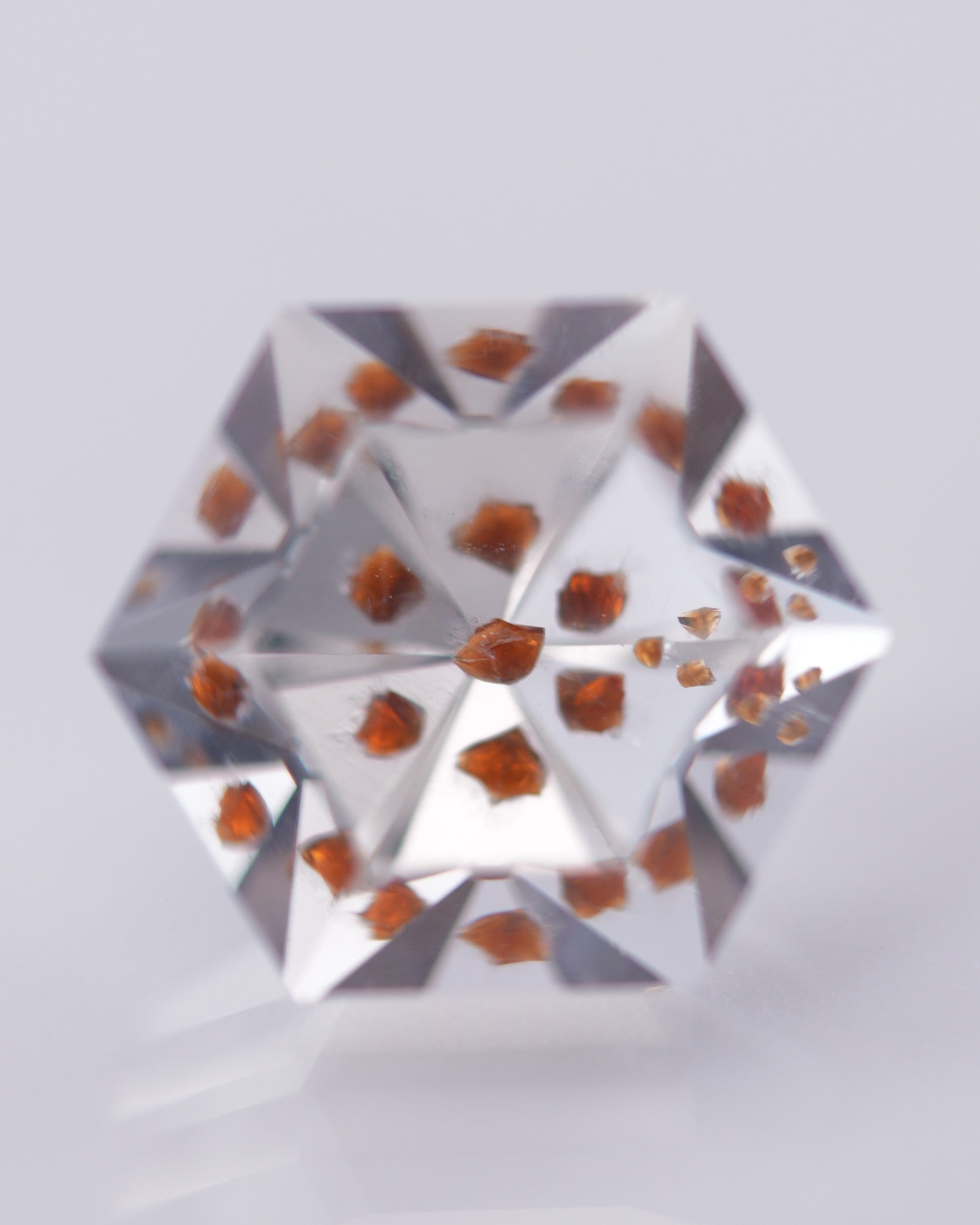 天然鈦晶 – 3.50 克拉幾何六角切割 (9.3 x 9.3 x 9.4 毫米) – 巴西產 – 單根針狀內含物居中
