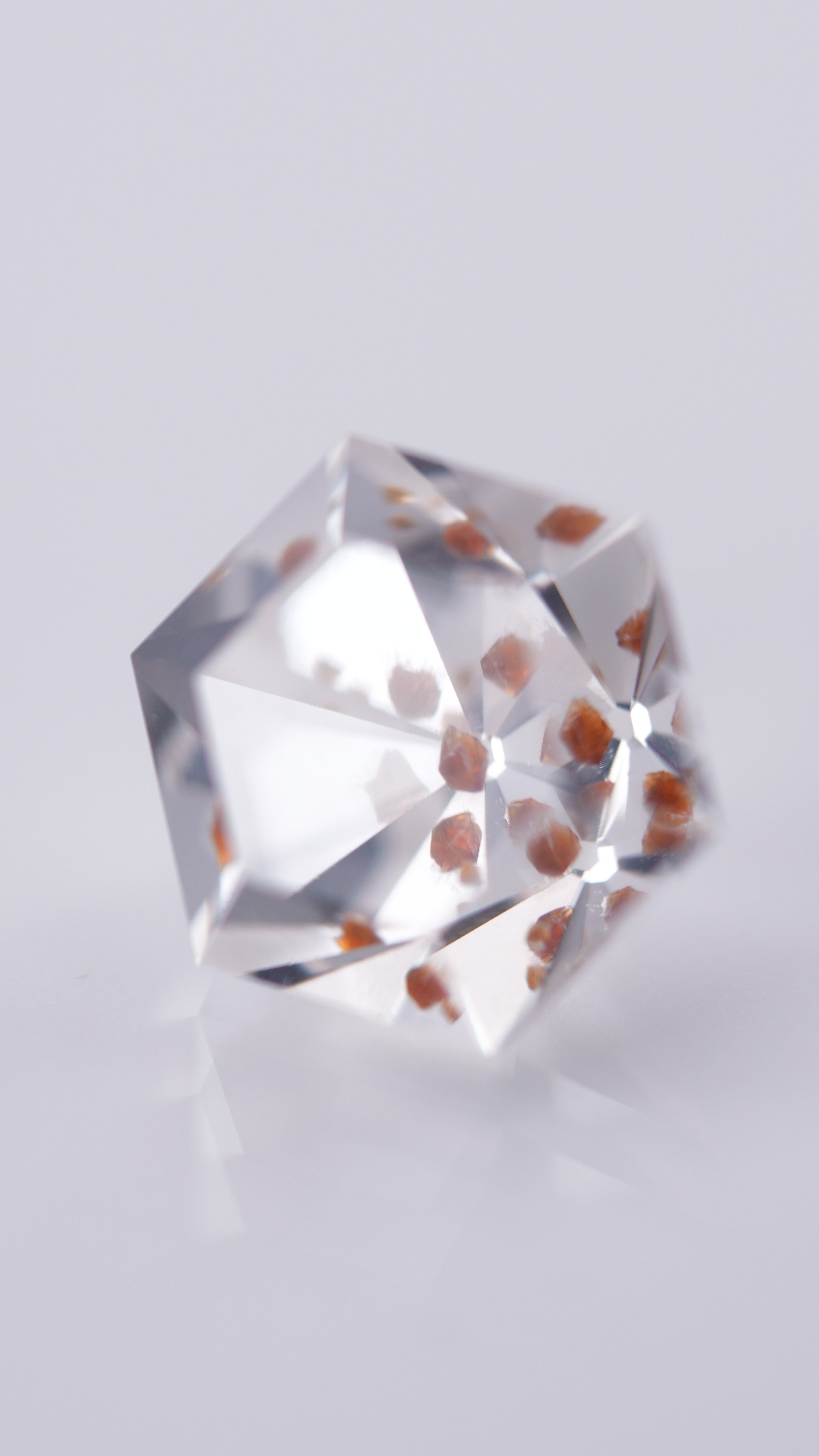 天然鈦晶 – 3.50 克拉幾何六角切割 (9.3 x 9.3 x 9.4 毫米) – 巴西產 – 單根針狀內含物居中