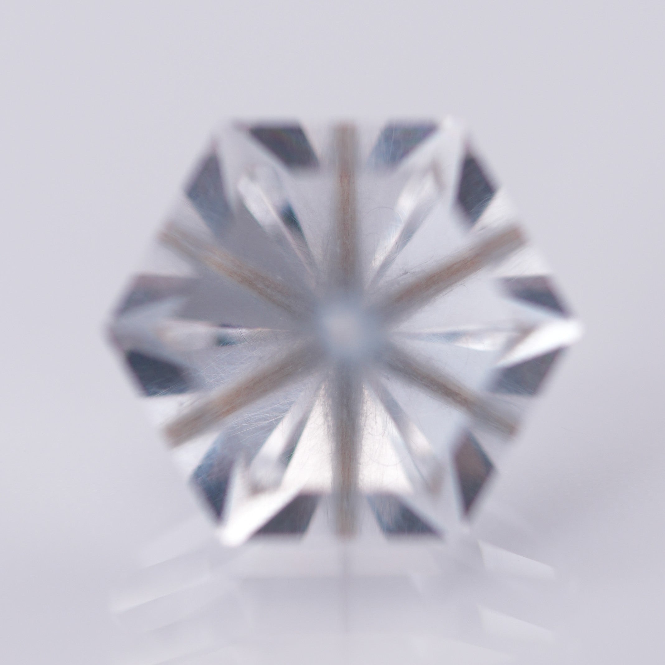 天然鈦晶 – 3.50 克拉幾何六角切割 (9.3 x 9.3 x 9.4 毫米) – 巴西產 – 單根針狀內含物居中