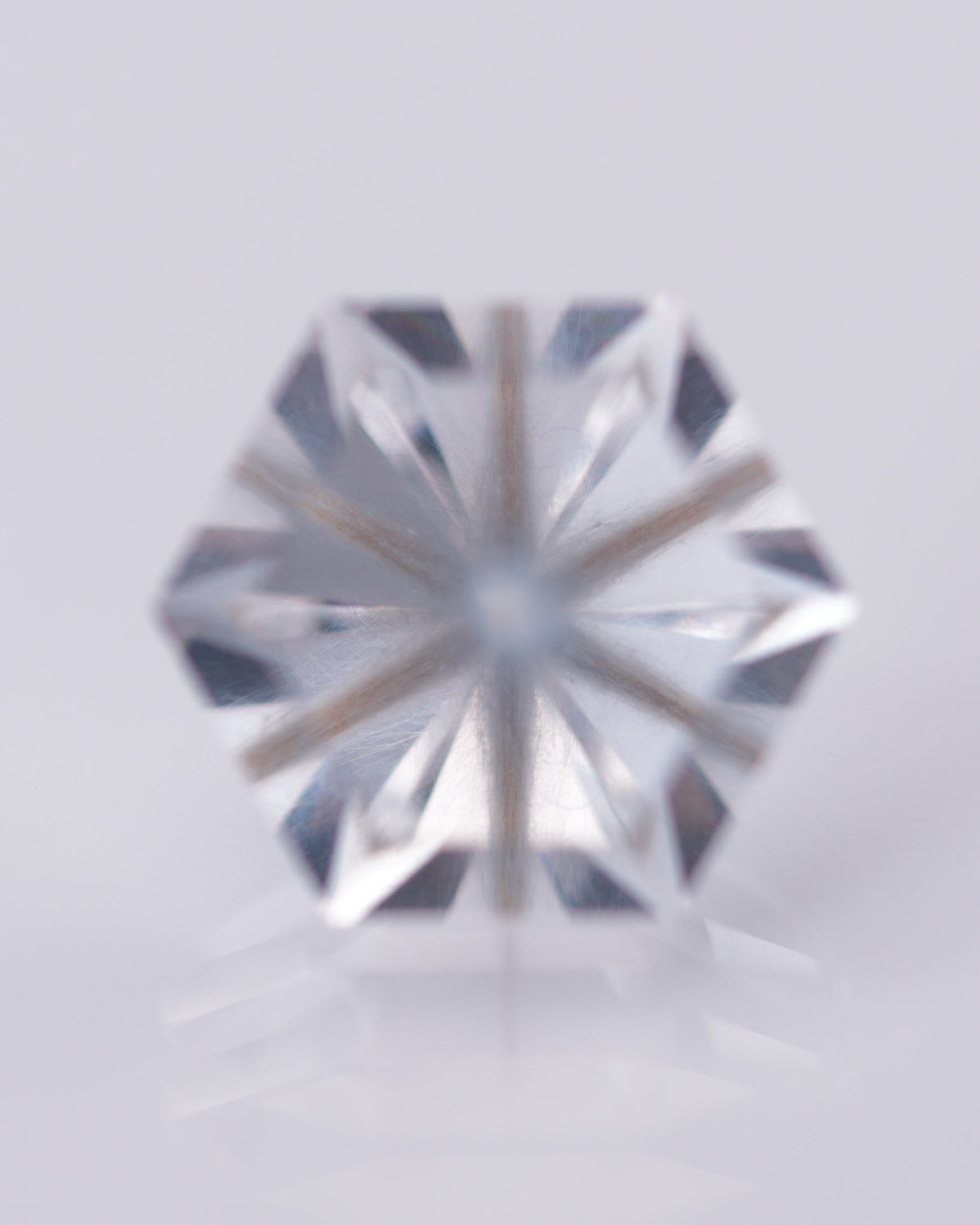 天然鈦晶 – 3.50 克拉幾何六角切割 (9.3 x 9.3 x 9.4 毫米) – 巴西產 – 單根針狀內含物居中