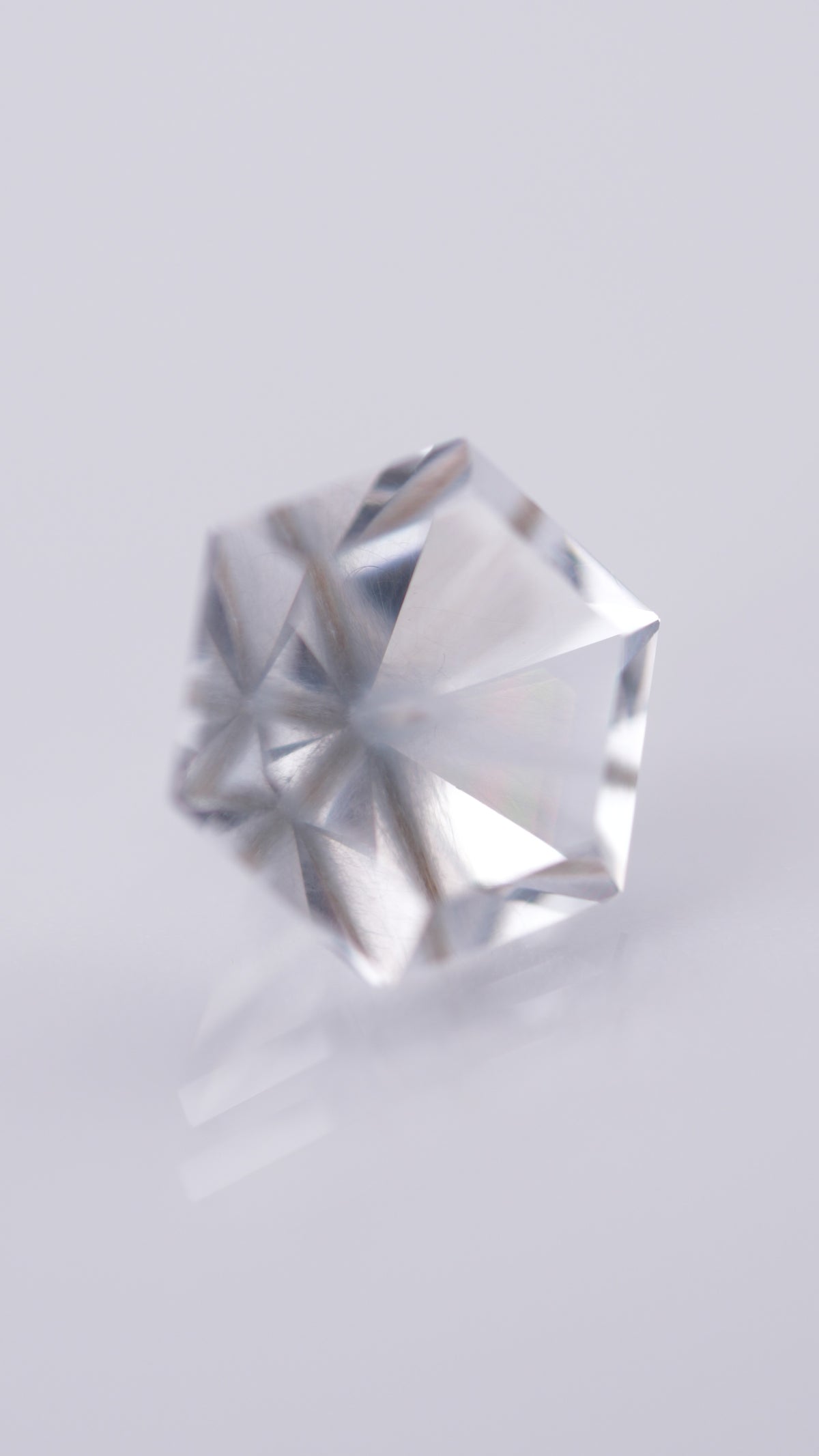 天然鈦晶 – 3.50 克拉幾何六角切割 (9.3 x 9.3 x 9.4 毫米) – 巴西產 – 單根針狀內含物居中