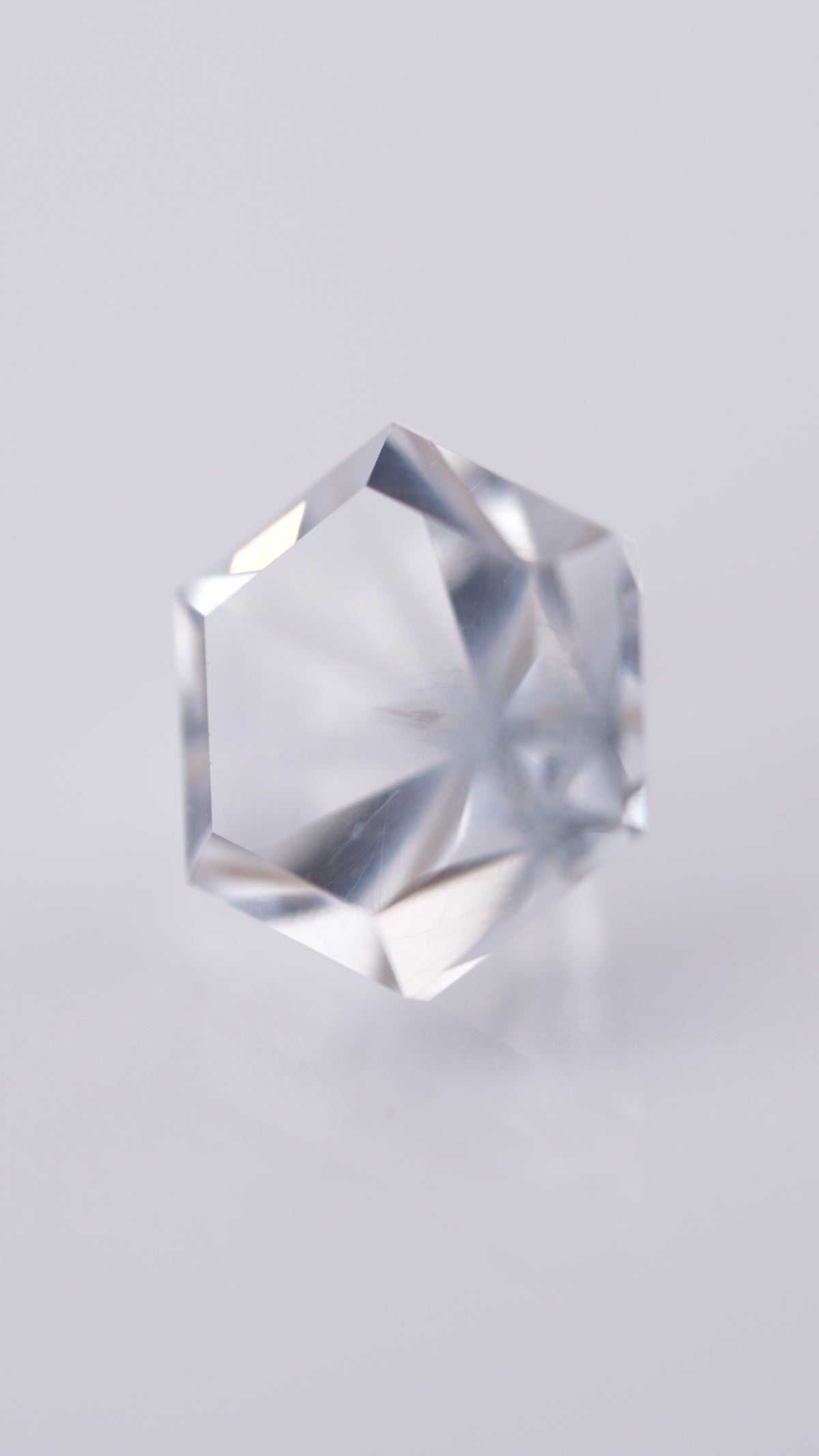 天然鈦晶 – 3.50 克拉幾何六角切割 (9.3 x 9.3 x 9.4 毫米) – 巴西產 – 單根針狀內含物居中