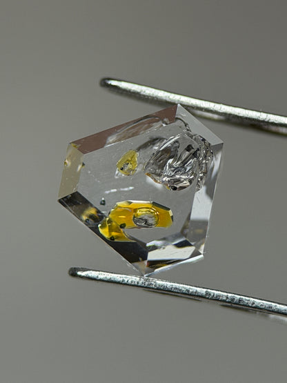 1.54 ct Shield Cut Petroleum Quartz with Enhydro Moving Bubble – Madagascar (6.2 mm)