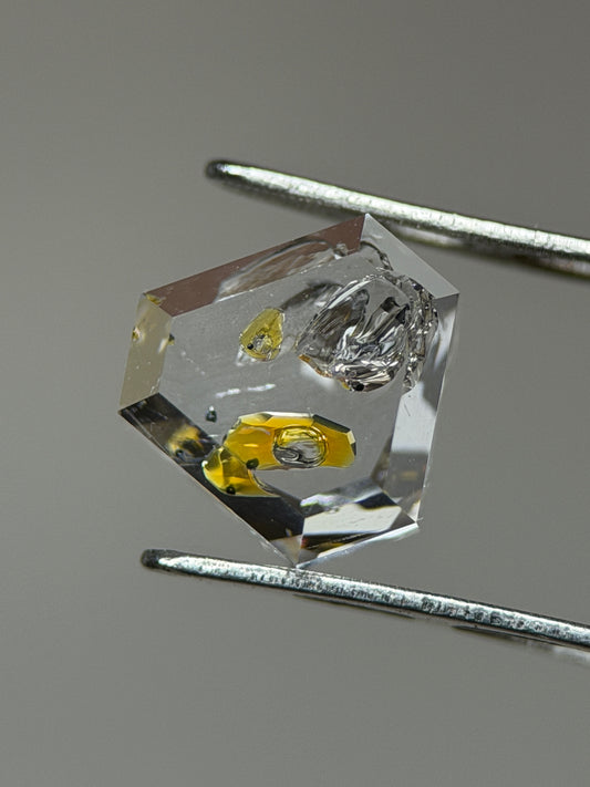 1.54 ct Shield Cut Petroleum Quartz with Enhydro Moving Bubble – Madagascar (6.2 mm)