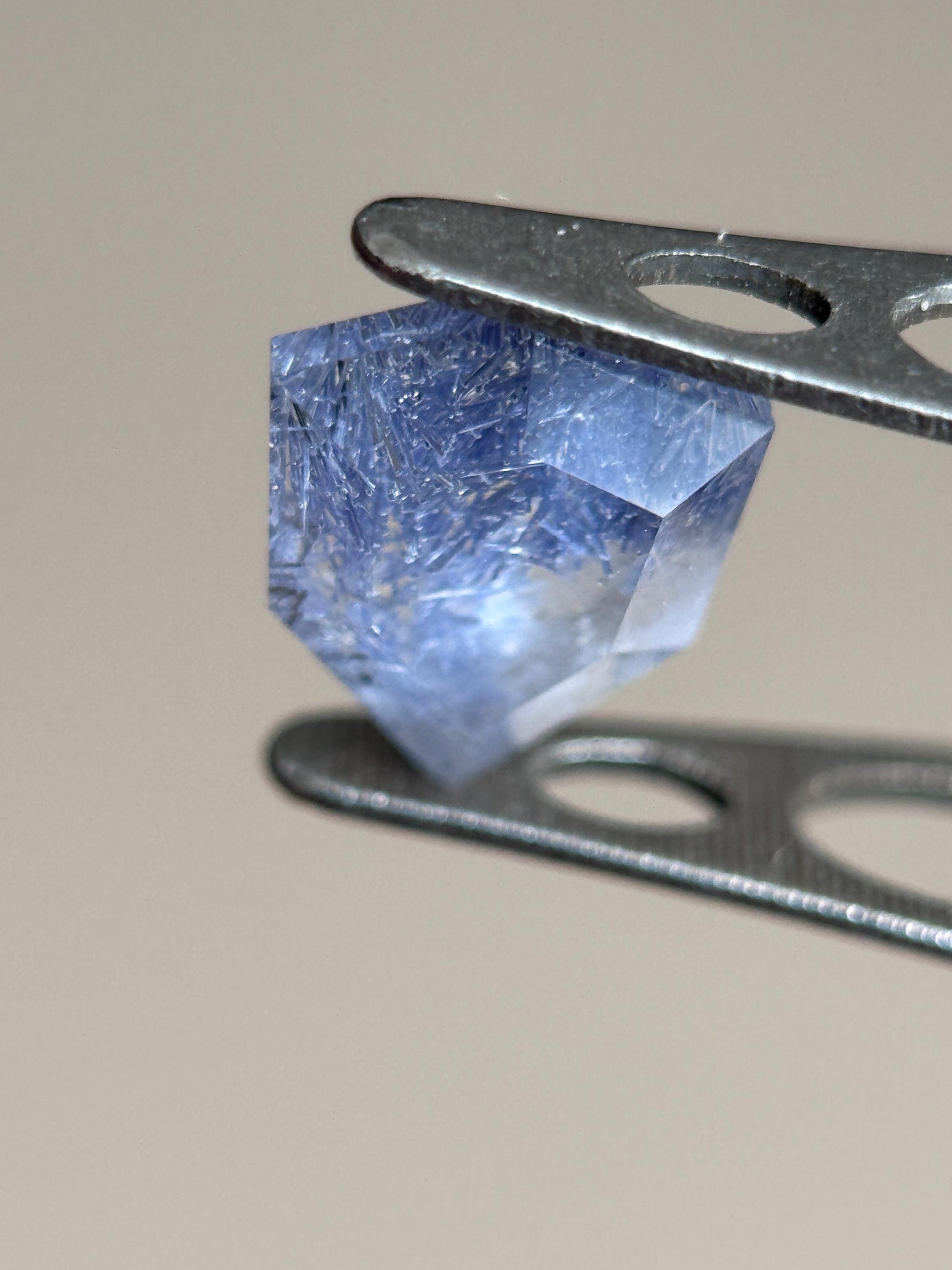 Dumortierite 0.87ct (6.9x5.9mm)