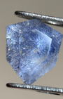 天然藍線石水晶 – 0.87 克拉幾何盾牌形切割 (6.9 x 5.9 毫米) – 馬達加斯加 – 緻密交錯的藍色針狀包裹體