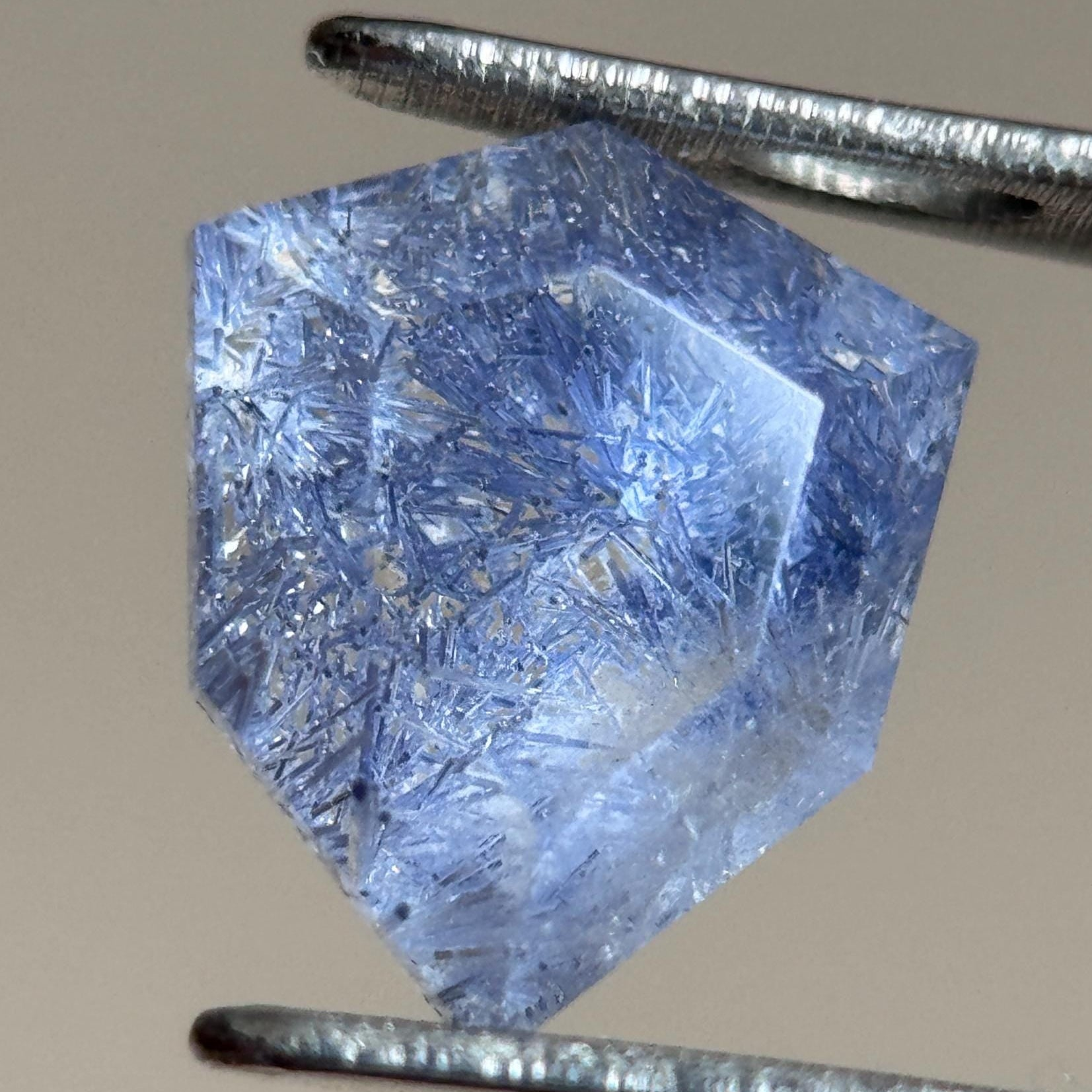 天然藍線石水晶 – 0.87 克拉幾何盾牌形切割 (6.9 x 5.9 毫米) – 馬達加斯加 – 緻密交錯的藍色針狀包裹體