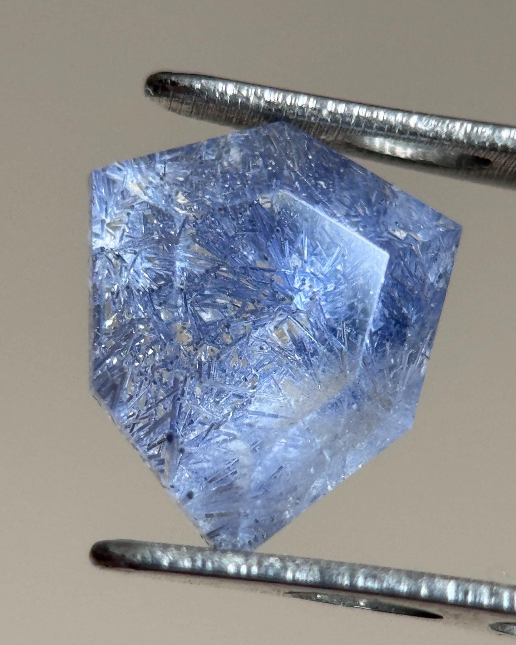 天然藍線石水晶 – 0.87 克拉幾何盾牌形切割 (6.9 x 5.9 毫米) – 馬達加斯加 – 緻密交錯的藍色針狀包裹體
